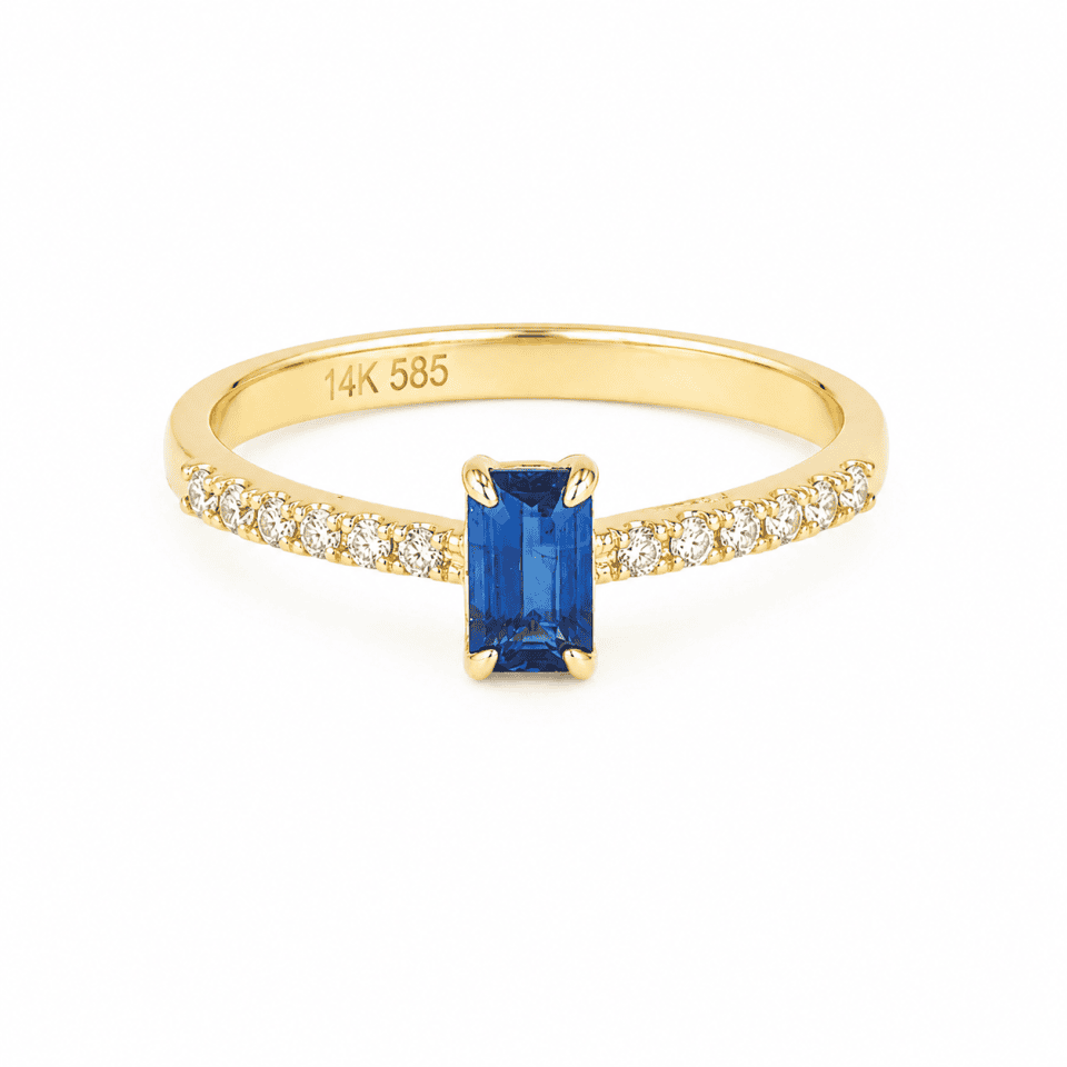 Inel din aur galben 14K cu diamant albastru dreptunghiular și brațe pavé