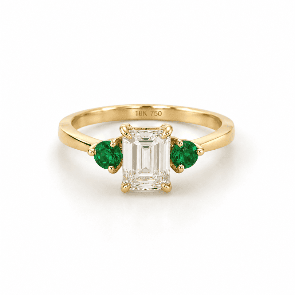 Inel din aur galben 18K cu diamant emerald și două smaralde